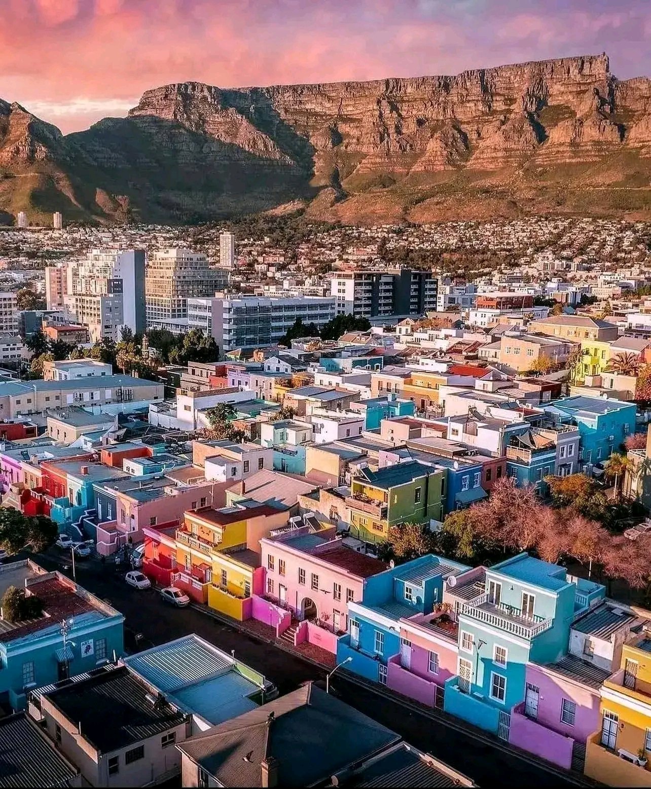 Colourful Bo-Kaap neighbourhood and Table Mountain in Cape Town